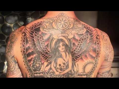 VIDEO : Adam Levine Shows Off Huge Back Tattoo