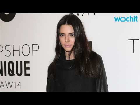 VIDEO : Kendall Jenner Picks Up a Late-Night Snack After Partying With Drake and Rihanna