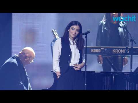 VIDEO : Lorde Gets Emotional While Paying Tribute to David Bowie