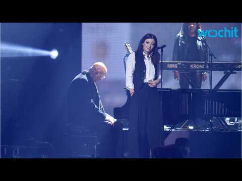 VIDEO : Lorde Pays Tribute to David Bowie