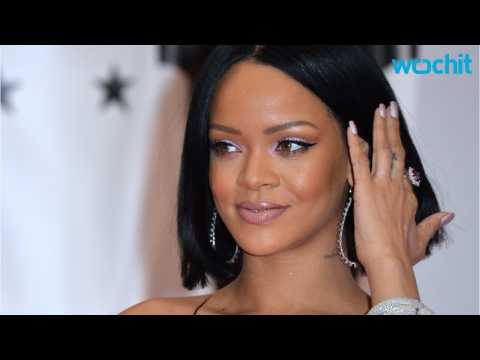 VIDEO : Rihanna And Drake Put on Surprise Brit Awards Performance