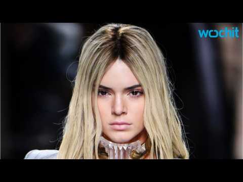 VIDEO : Kendall Jenner Rocks Blond Hair at Balmain Fashion Show