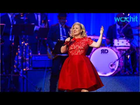 VIDEO : Was Kelly Clarkson Blackmailed Into Working With Dr. Luke?