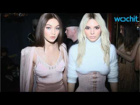 VIDEO : Kendall Jenner Punches Paparazzi