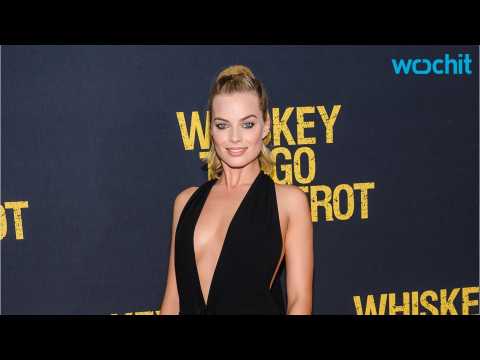 VIDEO : Margot Robbie Tried On LOTS Of Costumes for Harley Quinn