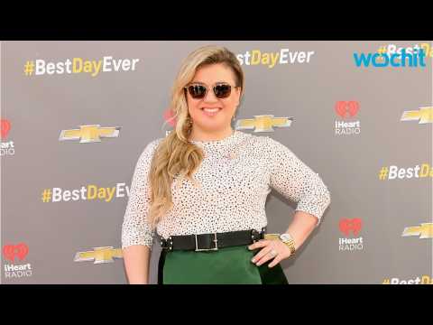 VIDEO : Kelly Clarkson & Amy Schumer Laugh Off Photos of Them Stuffing Their Face