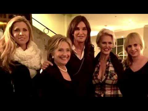 VIDEO : Caitlyn Jenner pose avec Hillary Clinton