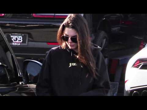 VIDEO : Kendall Jenner Gets an Oil Change Like an Average Person