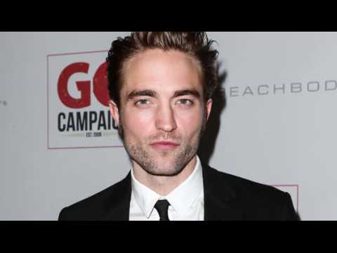 VIDEO : Robert Pattinson travaille sur sa propre collection de vêtements