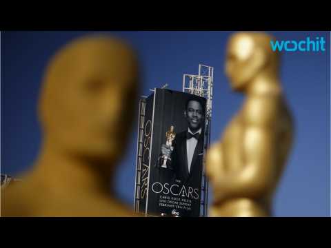 VIDEO : All Eyes On Chris Rock At The Oscars