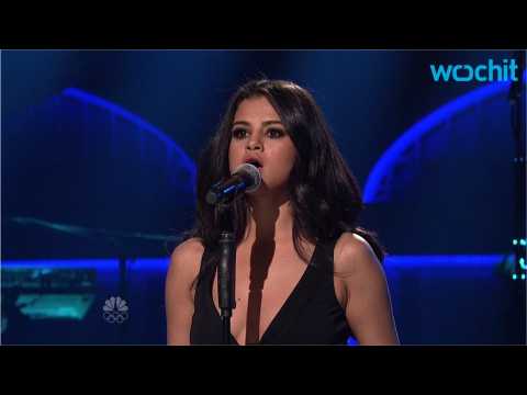 VIDEO : Selena Gomez Gives Church Moving Performance of ''Nobody''