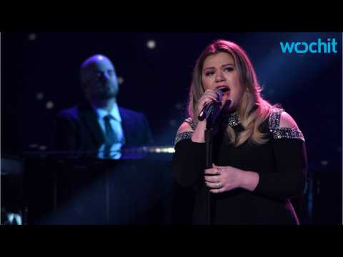 VIDEO : Kelly Clarkson Loses It During Performance On American Idol