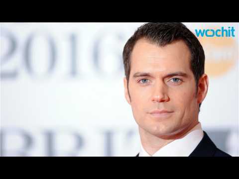 VIDEO : Henry Cavill Is Happy Arriving in L.A. With 19-Year-Old Girlfriend