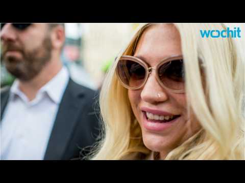 VIDEO : Kesha Isn't Going to Let Her Ongoing Battle With Dr. Luke to Ruin Her Vacation