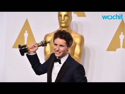 VIDEO : Eddie Redmayne Gives Thumbs Up For Oscar To Leo