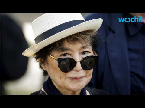VIDEO : Yoko Ono Returns From Hospital After Bout With Flu