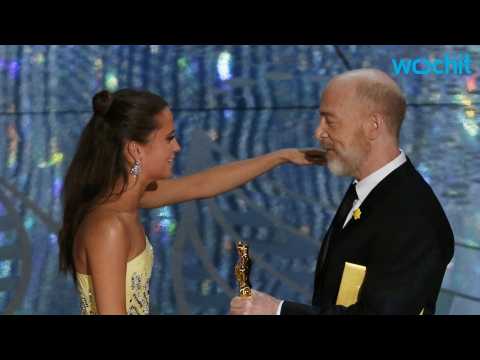 VIDEO : Alicia Vikander Wins Best Supporting Actress at 2016 Oscars