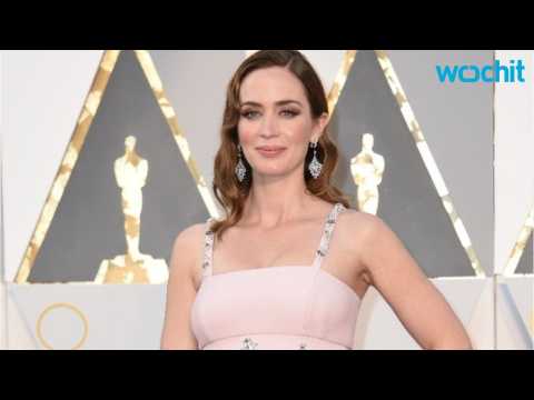 VIDEO : Emily Blunt Glows A Stunning Old Hollywood At Oscars