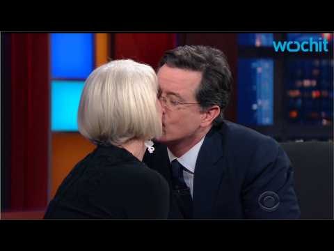VIDEO : Helen Mirren Kisses Stephen Colbert on the Lips
