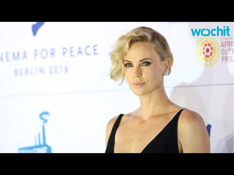 VIDEO : Charlize Theron Enjoys Playing the Evil Queen: 