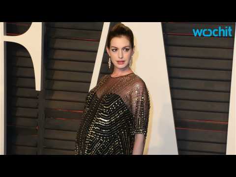 VIDEO : Anne Hathaway Reclaims Her Crown for Princess Diaries 3