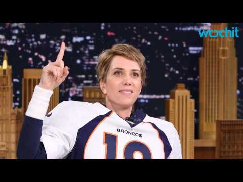 VIDEO : Kristen Wiig Dresses Up as Peyton Manning on 'The Tonight Show'