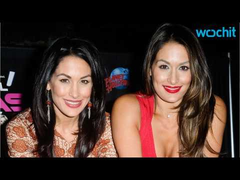 VIDEO : Nikki Bella Receives Guidance How to Deal With Neck Injury From Her Sister Brie