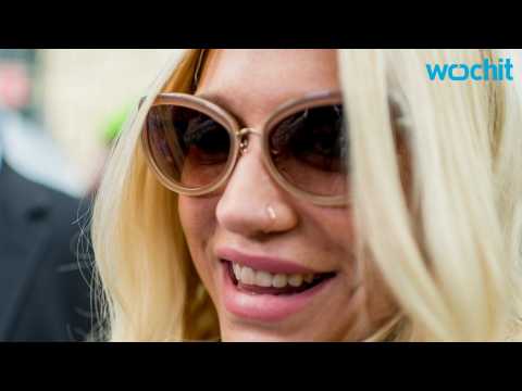 VIDEO : Kesha Thanks Fans, Overcome With Emotion