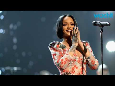 VIDEO : Post Grammy Miss, Rihanna Postpones Several 'Anti' Tour Dates