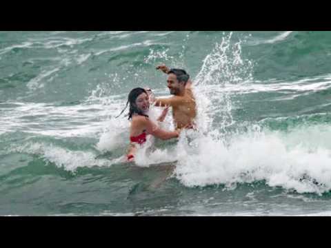 VIDEO : Lorde Flirts on the Beach With New Man
