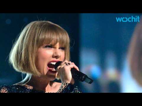 VIDEO : Taylor Swift's Middle Finger Trophy: 