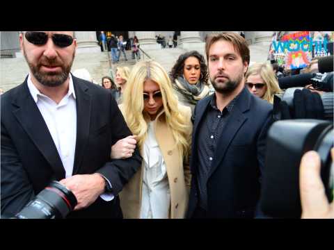 VIDEO : Kesha Still Chained To Dr. Luke
