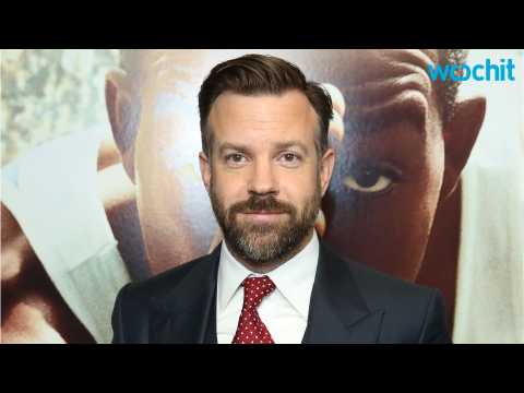 VIDEO : Jason Sudeikis Talks His Latest Role as a Drunken Track Coach in 'Race'