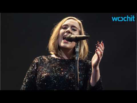 VIDEO : Adele Helps Couple Get Engaged At Show