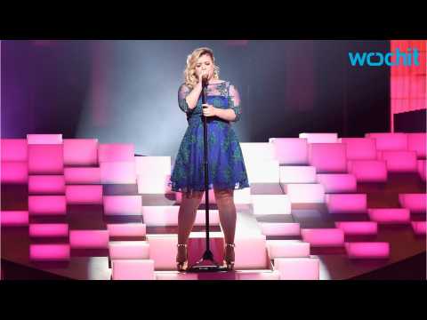VIDEO : Kelly Clarkson Reflects Song Written About Her Absent Father