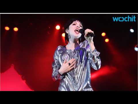 VIDEO : Carly Rae Jepsen Gives Acoustic Cover of Fuller House Theme