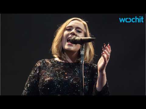 VIDEO : Adele Helps Couple Get Engaged At Her Concert In Belfast