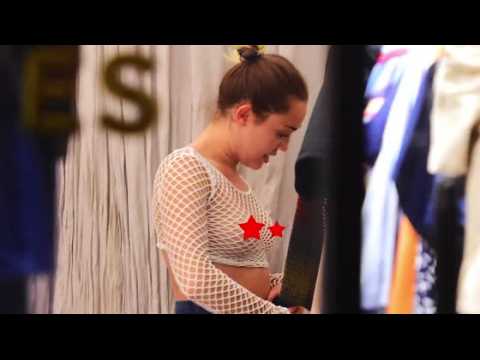 VIDEO : Miley Cyrus: Shopping Date with Mom in SOHO With NO Bra!