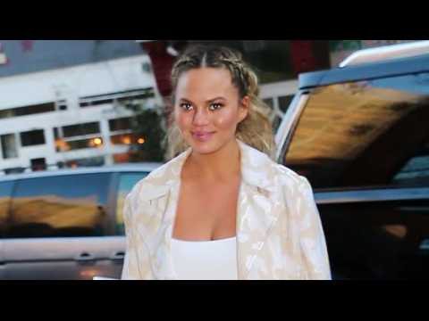 VIDEO : Pregnant Chrissy Teigen Admits She's 'Never Been Alone With a Kid'