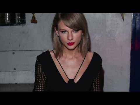 VIDEO : Taylor Swift Avoids Questions about Kanye Controversy