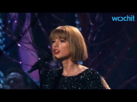 VIDEO : Taylor Swift Delivers Knockout Performance at 2016 Grammys