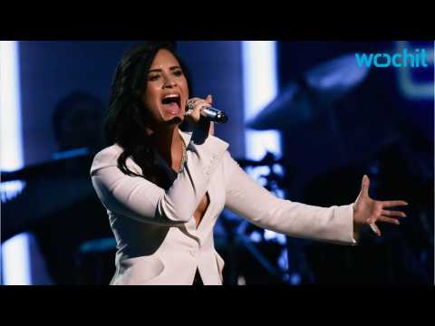 VIDEO : Katy Perry Shows Demi Lovato Love for Grammy Awards 2016 Performance