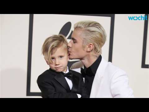 VIDEO : Justin Bieber Brings His Adorable Little Brother as His Date to the Grammy Awards