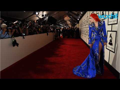 VIDEO : Lady Gaga Channels David Bowie on 2016 Grammys Red Carpet