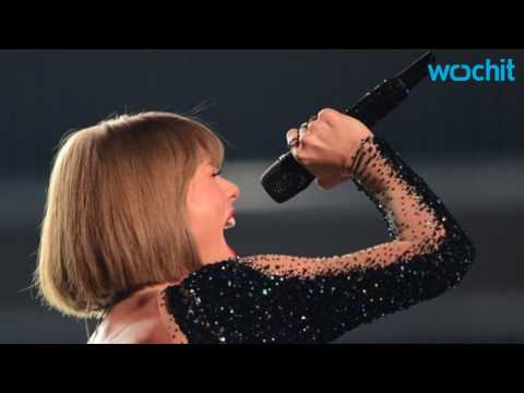 VIDEO : Taylor Swift Covers Grammy Audience in Glitter