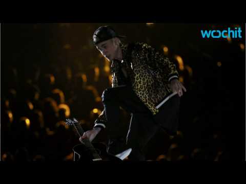 VIDEO : Justin Bieber Throws Guitar During Grammy Performance With Skrillex