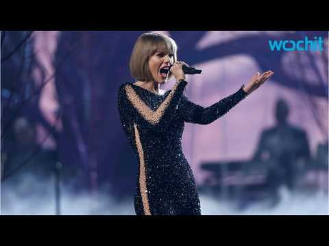 VIDEO : Taylor Swift Performs ?Out of the Woods,? and Makes History With Album of the Year Win