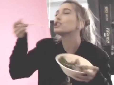 VIDEO : Exclu Vido : Hailey Baldwin : Elle mange, danse, rit avant de dfiler pour les plus grands