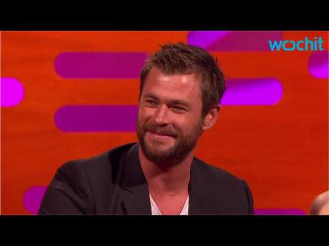 VIDEO : Chris Hemsworth Tweets His Own Thor Art