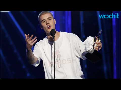 VIDEO : Justin Bieber Hates Award Shows